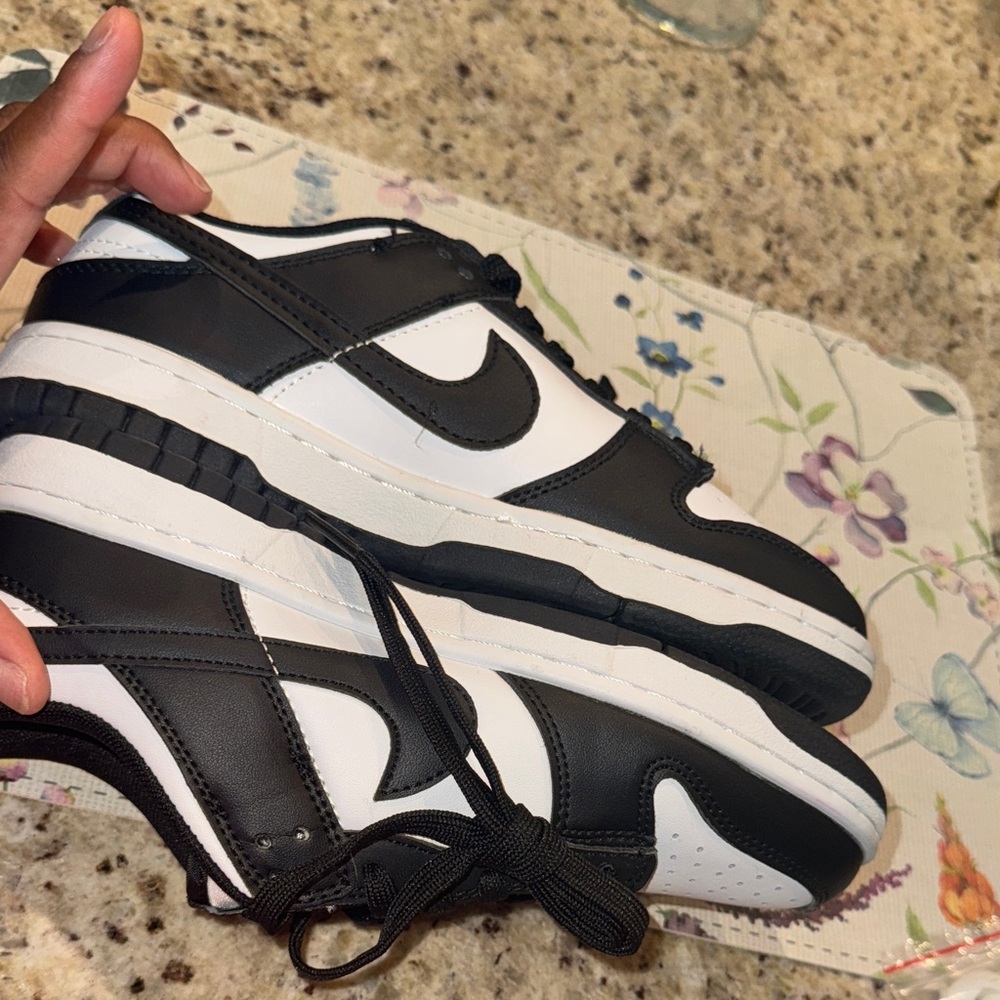 Nike Black and White Women's Sneakers - Picture 6 of 6